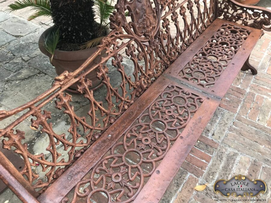 <h2>Panchina in ghisa</h2> Panchina da giardino realizzata in fusione di ghisa