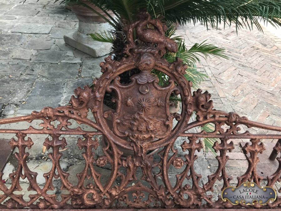 <h2>Panchina in ghisa</h2> Panchina da giardino realizzata in fusione di ghisa