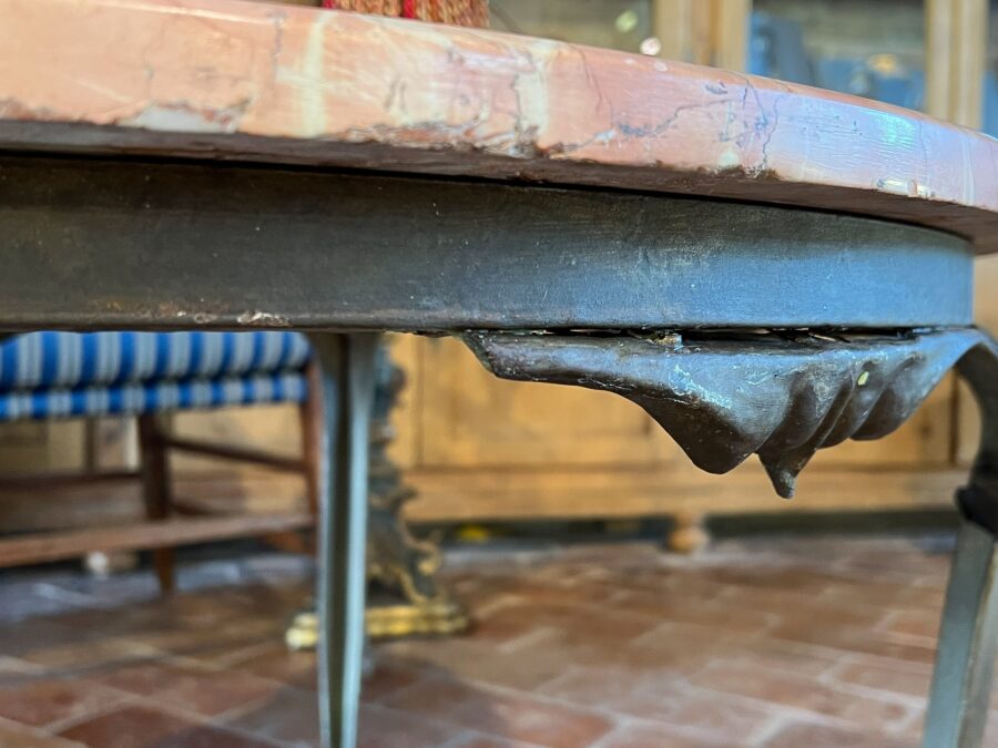 <h2>Tavolino da fumo post liberty</h2> Tavolino da fumo, base in ferro laccato e piano in marmo rosa. Periodo post liberty anni '40