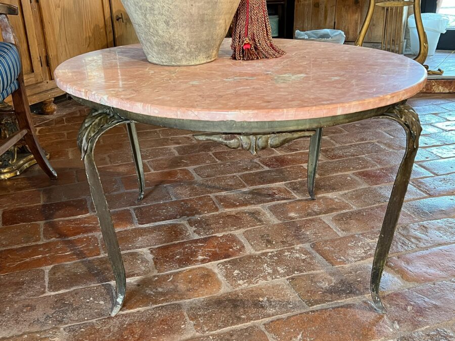 <h2>Tavolino da fumo post liberty</h2> Tavolino da fumo, base in ferro laccato e piano in marmo rosa. Periodo post liberty anni '40