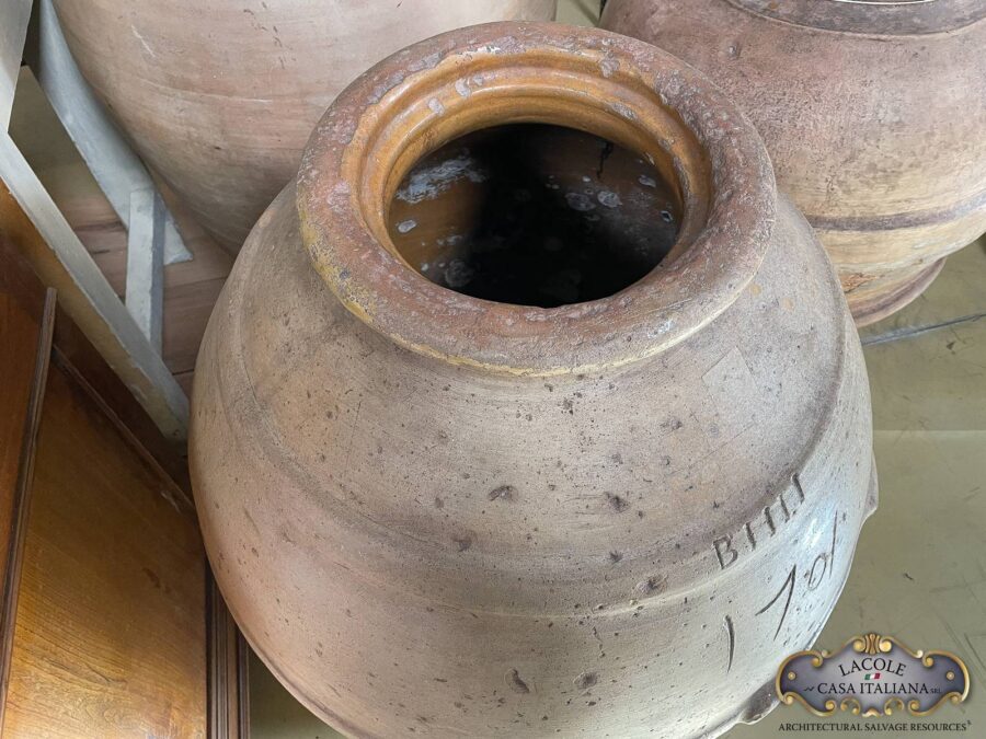 <h2>Antico orcio in terracotta.</h2>
<p><em>Antico orcio in terracotta</em>, Toscano; riporta la data del 1701.</p>