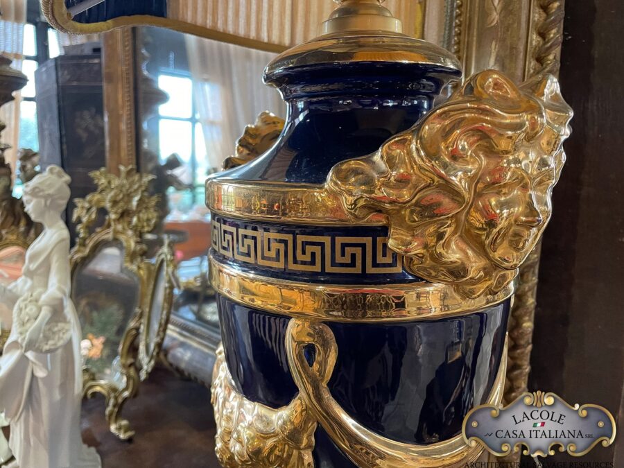 <h2>Lampada.</h2>
<p><em>Lampada da tavolo</em> con base in porcellana, smaltata blu cobalto ed oro.</p>