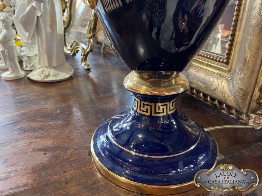 <h2>Lampada.</h2>
<p><em>Lampada da tavolo</em> con base in porcellana, smaltata blu cobalto ed oro.</p>