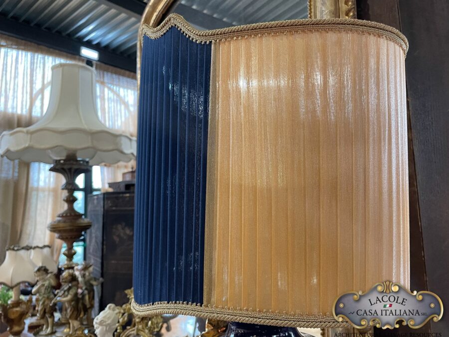 <h2>Lampada.</h2>
<p><em>Lampada da tavolo</em> con base in porcellana, smaltata blu cobalto ed oro.</p>