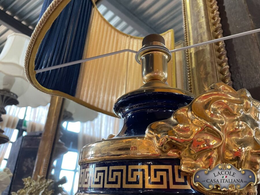 <h2>Lampada.</h2>
<p><em>Lampada da tavolo</em> con base in porcellana, smaltata blu cobalto ed oro.</p>
