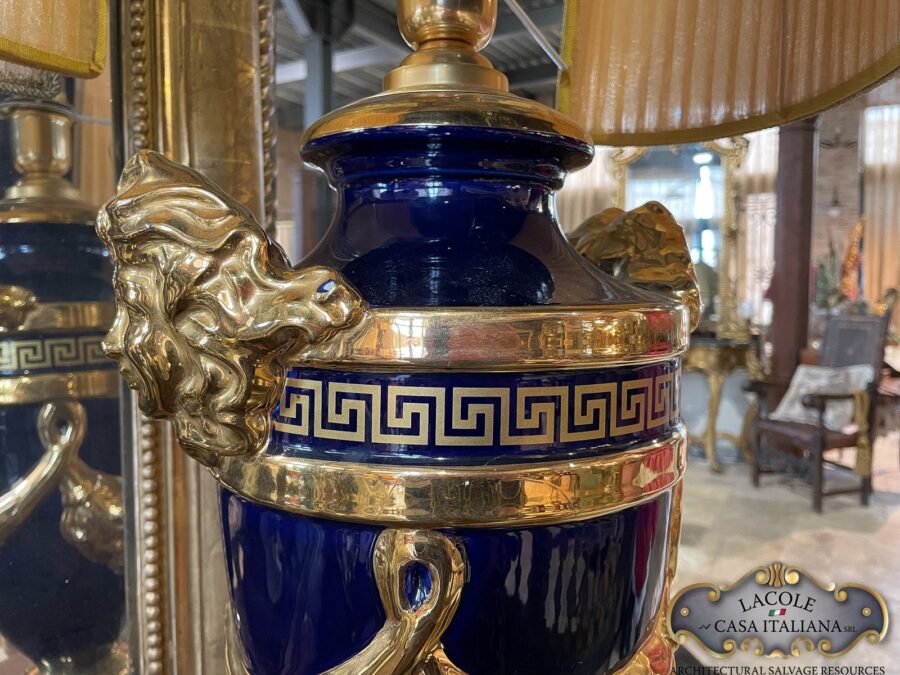 <h2>Lampada.</h2>
<p><em>Lampada da tavolo</em> con base in porcellana, smaltata blu cobalto ed oro.</p>