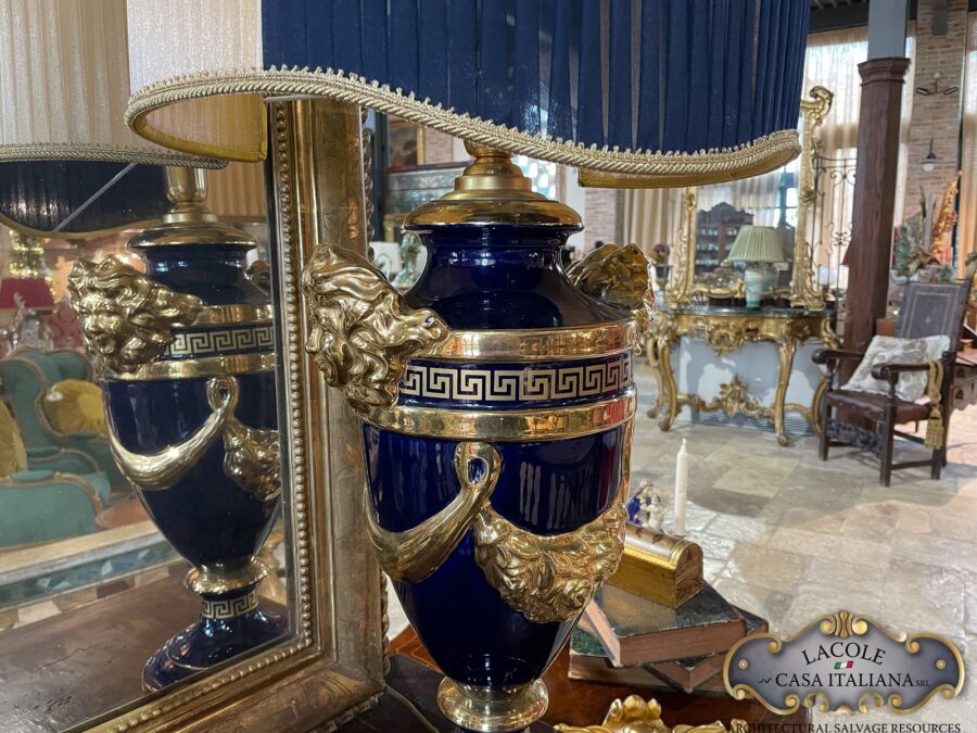 <h2>Lampada.</h2>
<p><em>Lampada da tavolo</em> con base in porcellana, smaltata blu cobalto ed oro.</p>