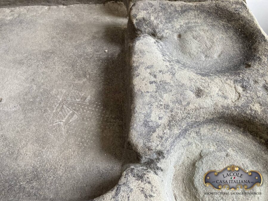 <h2>Antico lavandino toscano in pietra</h2>
<p>Antico lavandino toscano in pietra, risalente al '700 con patina del periodo. In perfetto stato di conservazione. Sulla destra presenta delle lavorazioni sdondate per posare le brocche d'acqua</p>