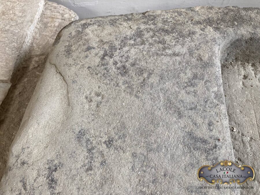<h2>Antico lavandino toscano in pietra</h2>
<p>Antico lavandino toscano in pietra, risalente al '700 con patina del periodo. In perfetto stato di conservazione. Sulla destra presenta delle lavorazioni sdondate per posare le brocche d'acqua</p>