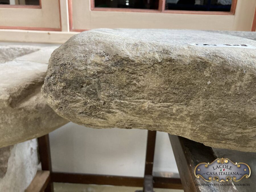 <h2>Antico lavandino toscano in pietra</h2>
<p>Antico lavandino toscano in pietra, risalente al '700 con patina del periodo. In perfetto stato di conservazione. Sulla destra presenta delle lavorazioni sdondate per posare le brocche d'acqua</p>