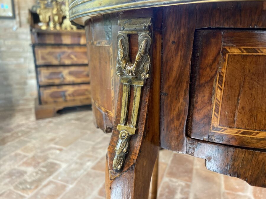 <h2>Antico comodino a forma rotonda</h2>
<p>Antico comodino a forma rotonda con piano in marmo, con filetti a bronzo dorati, Napoleone III</p>