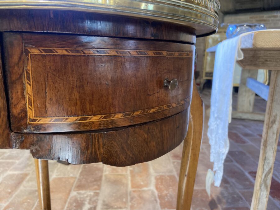 <h2>Antico comodino a forma rotonda</h2>
<p>Antico comodino a forma rotonda con piano in marmo, con filetti a bronzo dorati, Napoleone III</p>
