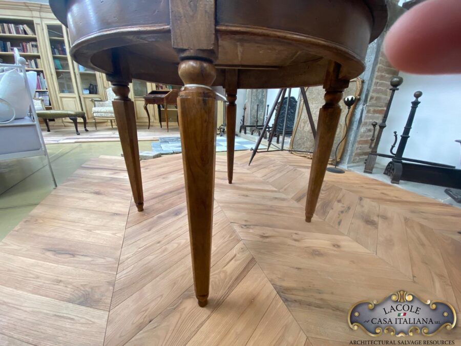 <h2>Tavolino in ciliegio Luigi XVI </h2>
<p>Tavolino realizzato in legno di ciliegio. Stile Luigi XVI</p>