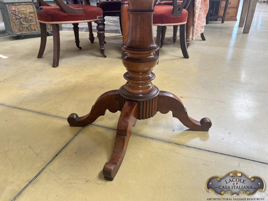 <h2>Antique oval table</h2>
<em>Antique oval table, walnut wood</em> Gheridon style, with central twisted leg. Dated back 19th century.