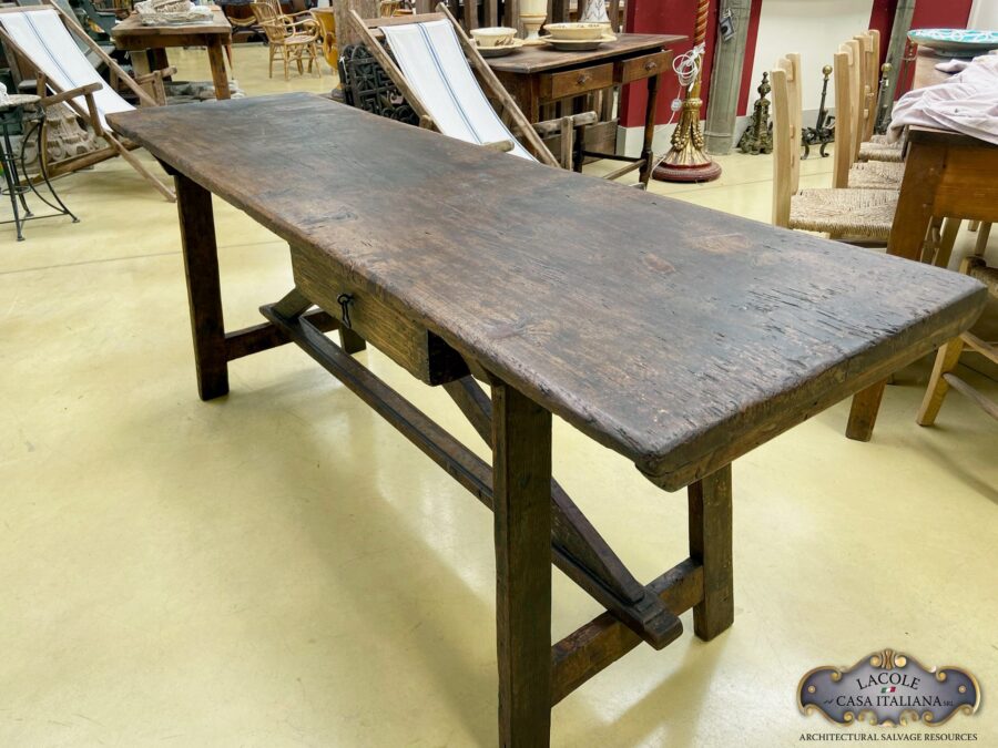 <h2>Tavolo a capretta</h2> Tavolo a capretta realizzato con legno antico di rovere