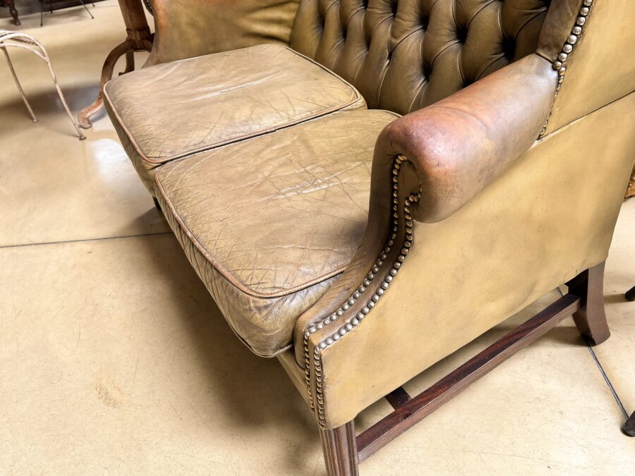 <h2>Antico divano Chesterfield </h2>
<p>Antico divano Chesterfield a due posti, con schienale alto, modello queen ann. Ottimo stato, prima metà del 1900.</p>