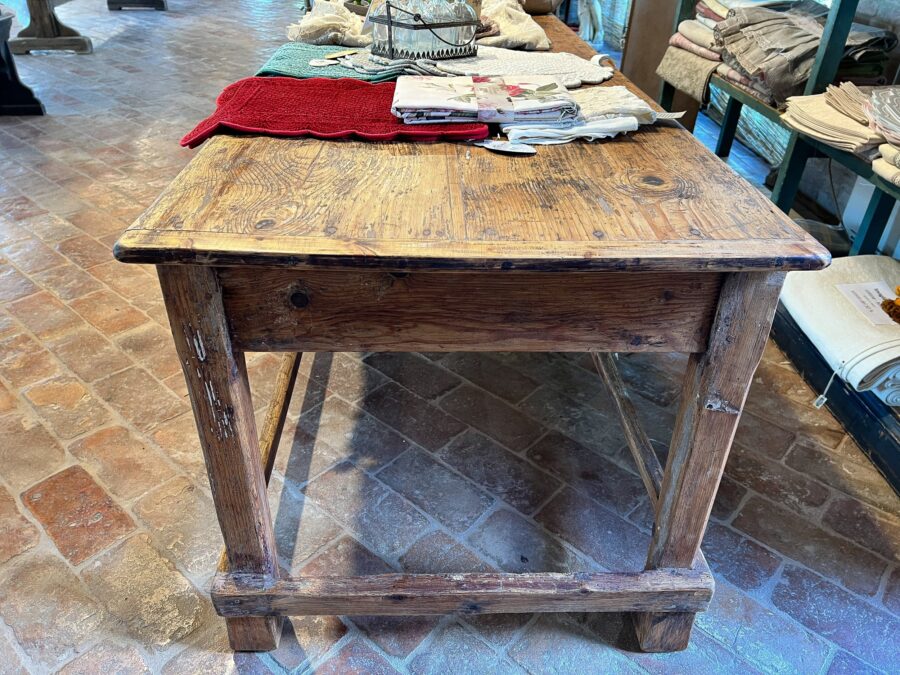 <p>Antico tavolo da sartoria in rovere </p>
<p>Antico tavolo da sartoria in rovere. Ottimo stato.</p>