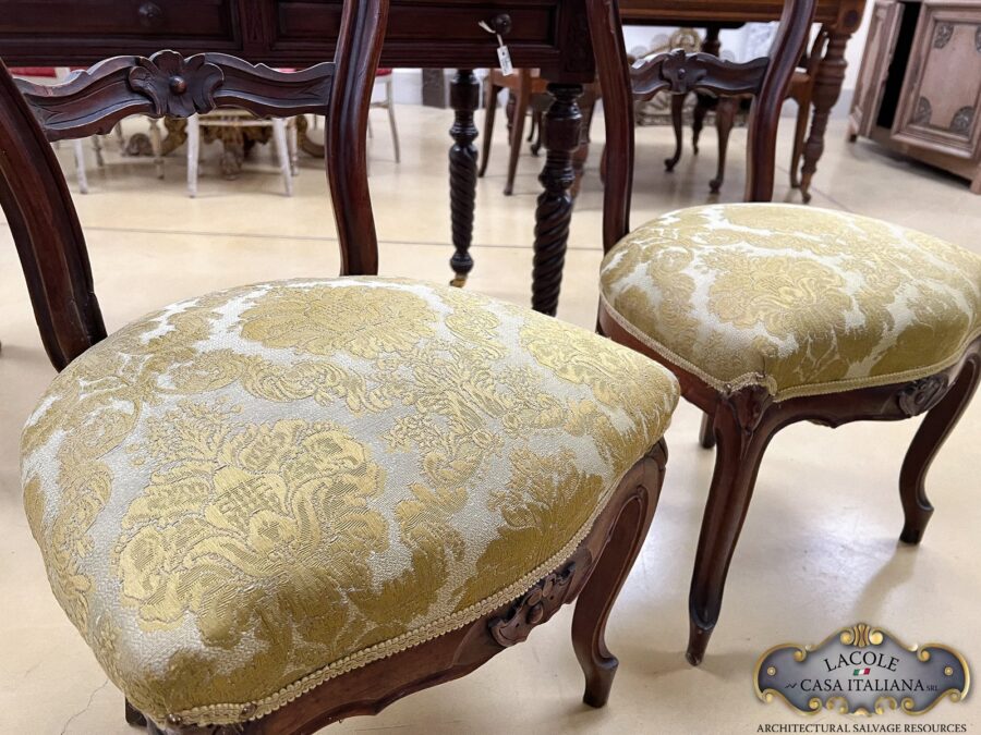 <h2>Coppia di sedie in noce.</h2>
<p><em><b>Coppia di sedie in noce</b></em>, fine '800, nuova tappezzeria e imbottitura, mantenendo comunque, quello che doveva essere la tappezzeria originale</p>