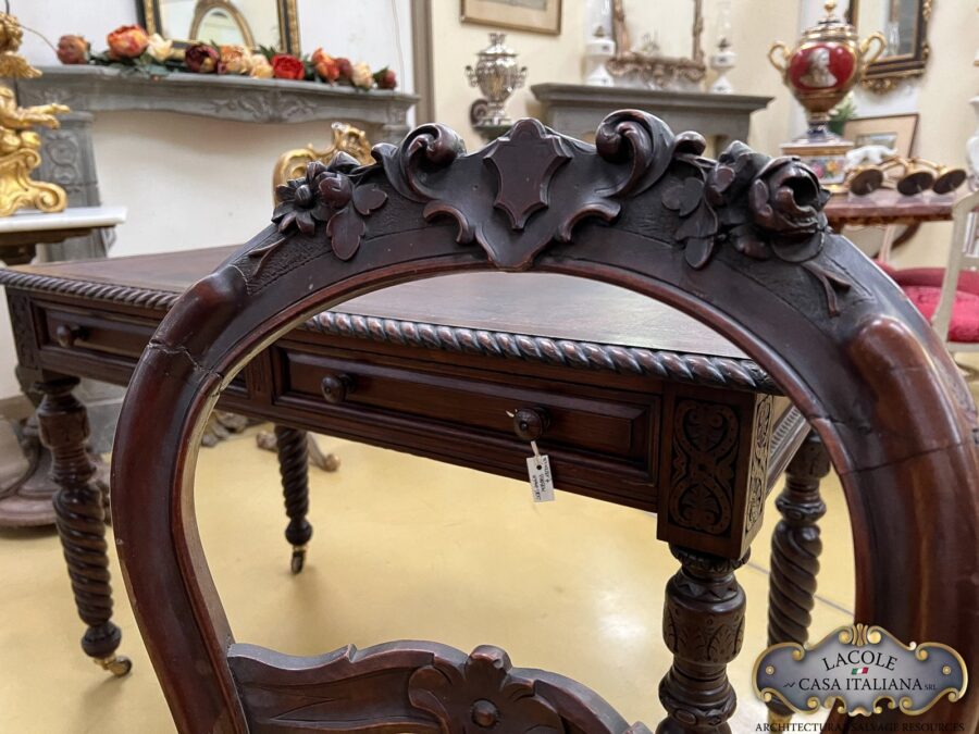 <h2>Coppia di sedie in noce.</h2>
<p><em><b>Coppia di sedie in noce</b></em>, fine '800, nuova tappezzeria e imbottitura, mantenendo comunque, quello che doveva essere la tappezzeria originale</p>