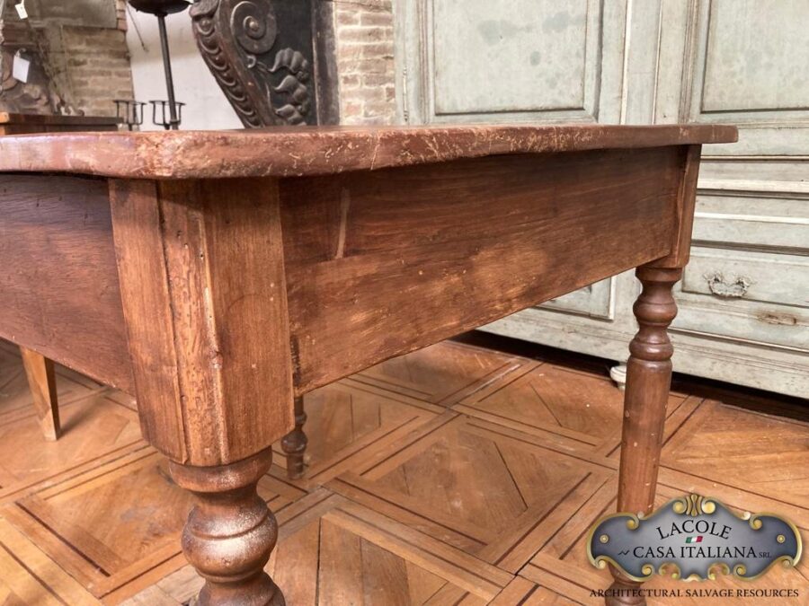 <h2>Tavolo con gamba tornita</h2>
<p>Tavolo in stile '800, con gamba tornita " Romagnola" realizzato con legni di recupero e piani originali in legno di ciliegio.</p>