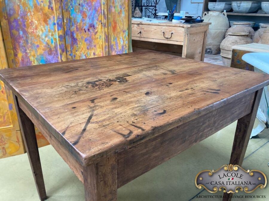 <h2>Tavolo con gamba a spillo</h2>
<p>Tavolo con gamba a spillo, in stile '700. Realizzato con legni di recupero e piani originali in legno di ciliegio</p>