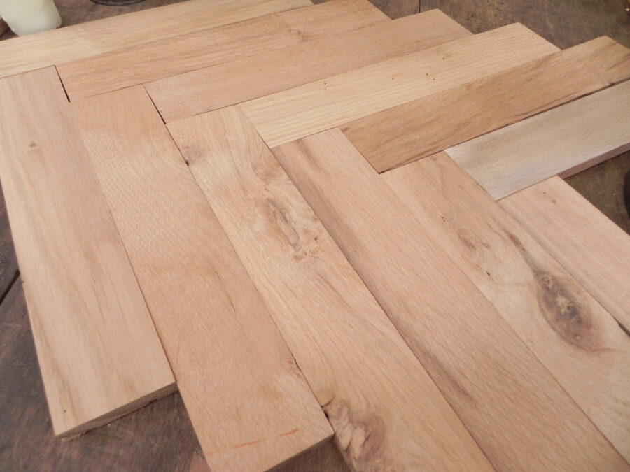 Pavimento a Parquet Antico in Legno a Spina Francese