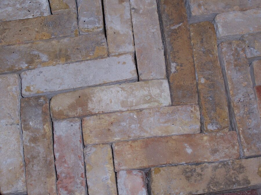 Antico pavimento di mattoni in cotto a listelli