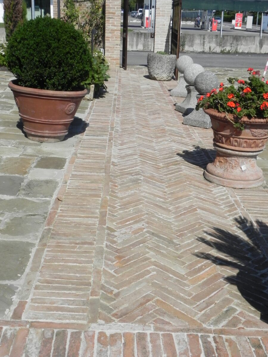 Antico pavimento in cotto a listelli
