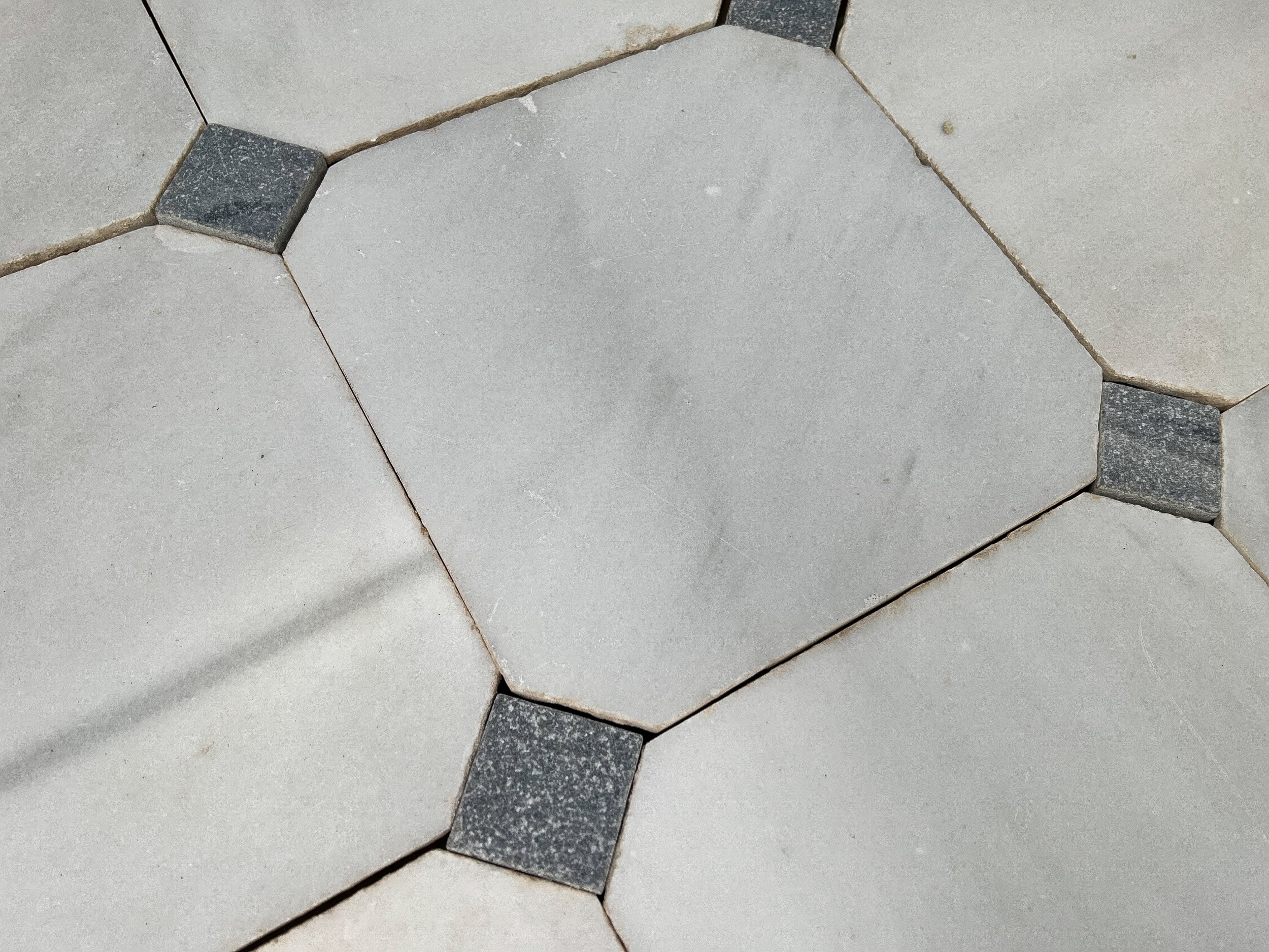Pavimento antico in marmo ottagonale