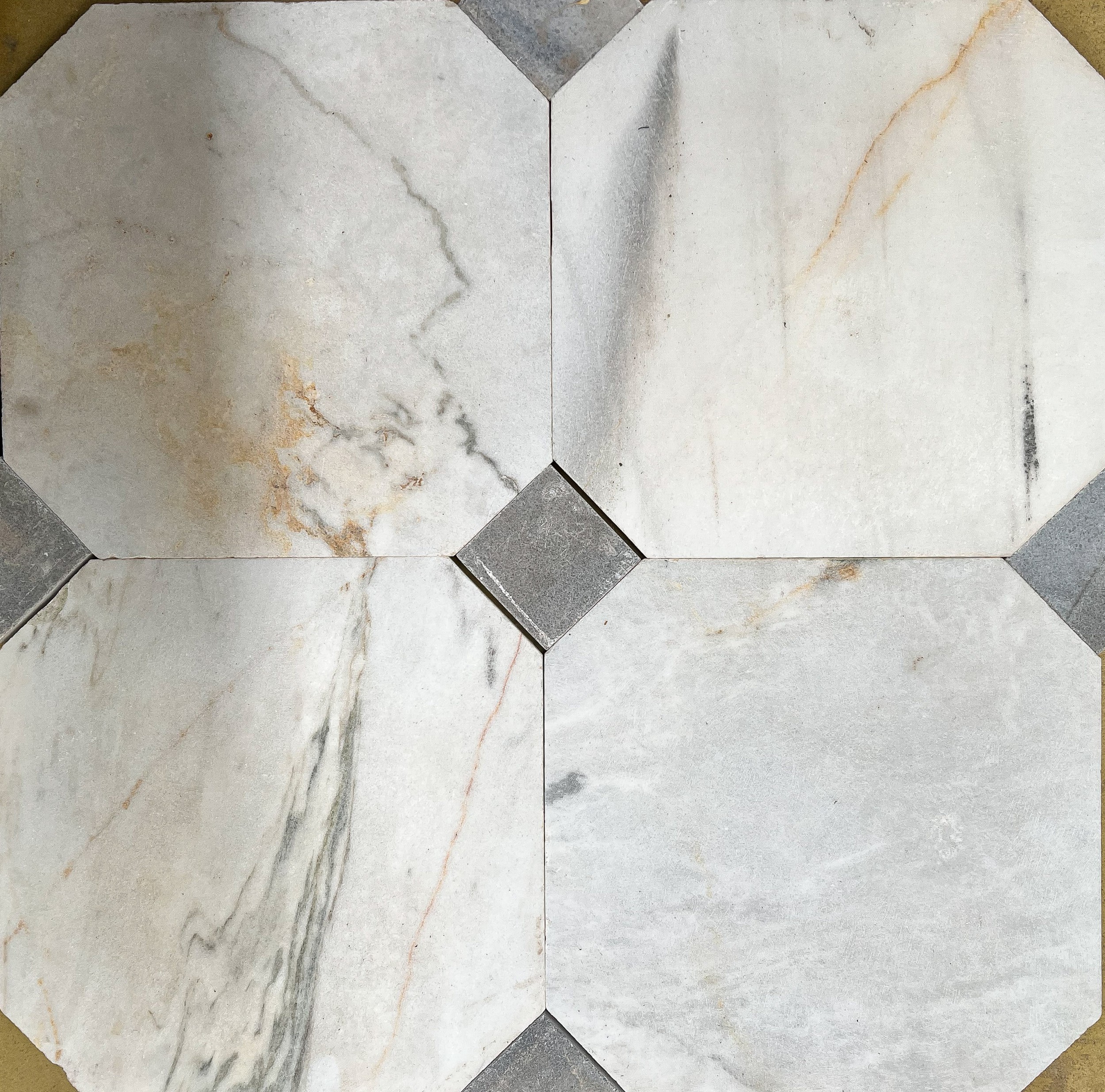 Pavimento antico in marmo ottagonale