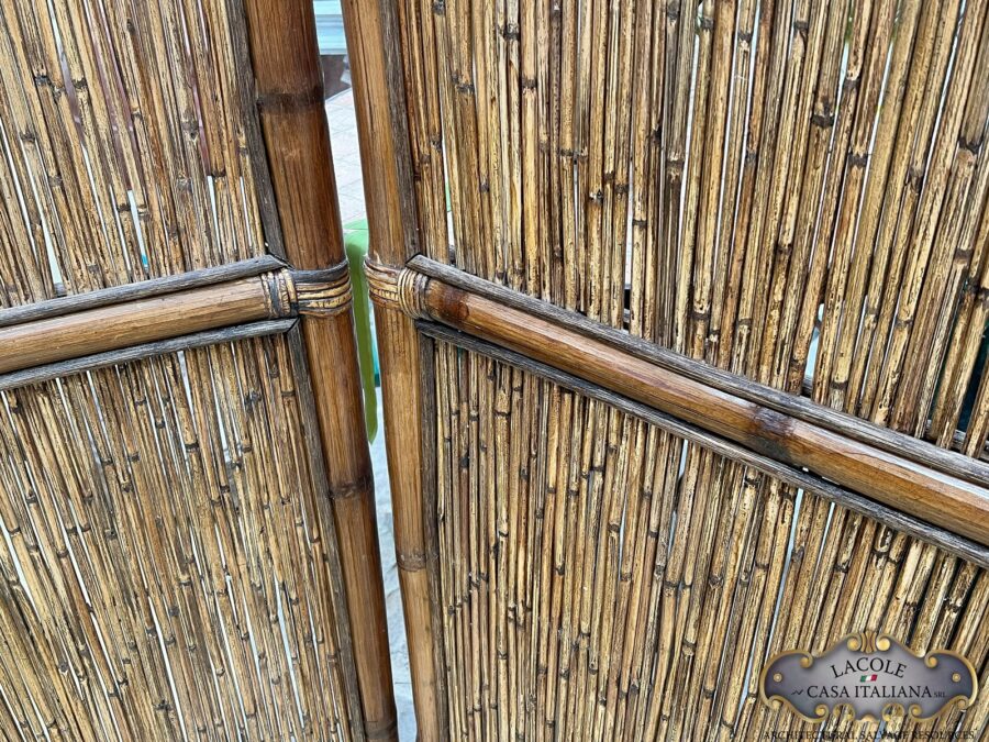 <h2>Separè.</h2>
<p><em>Separè</em> in canna di bamboo e cannuccio.</p>