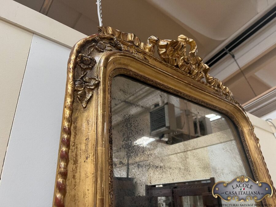 <h2>Specchiera - caminiera antica.</h2>
<p><em>Specchiera - caminiera antica</em> dalla classica forma stondata nella parte superiore, arricchita da una bella cimasa in legno. Finitura in oro e parti in ottonella. Specchio originale del periodo (Metà 1800).</p>