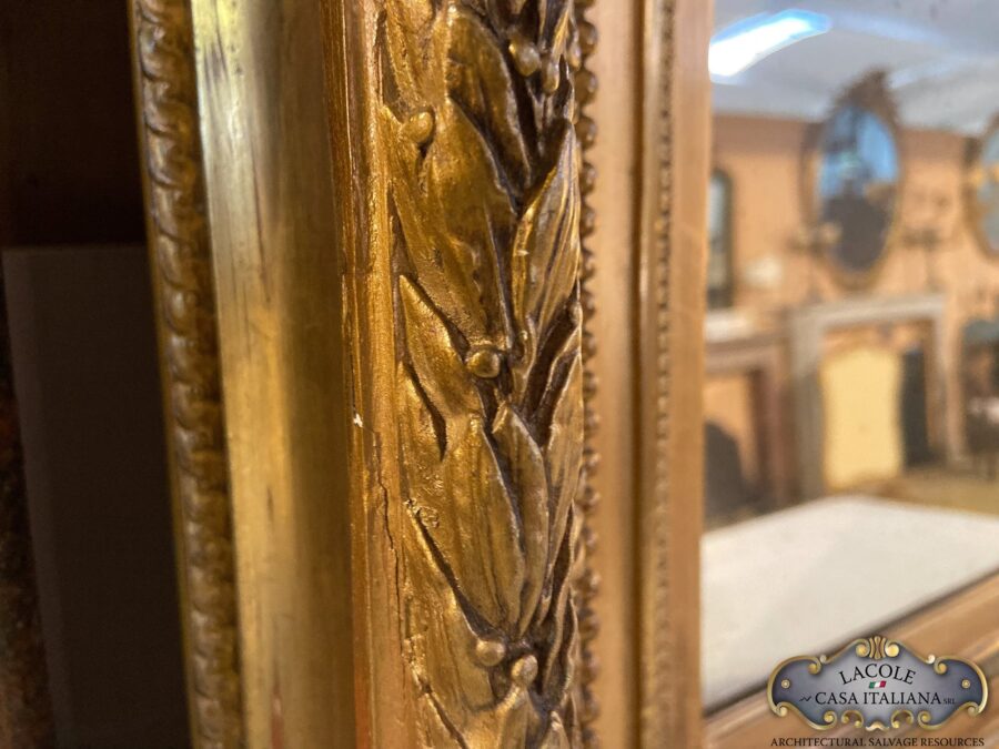<h2>Antica Specchiera.</h2>
<p><em>Antica Specchiera</em> in legno e pastiglia dorati. Epoca fine 1800.</p>