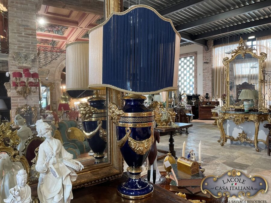 <h2>Lampada.</h2>
<p><em>Lampada da tavolo</em> con base in porcellana, smaltata blu cobalto ed oro.</p>