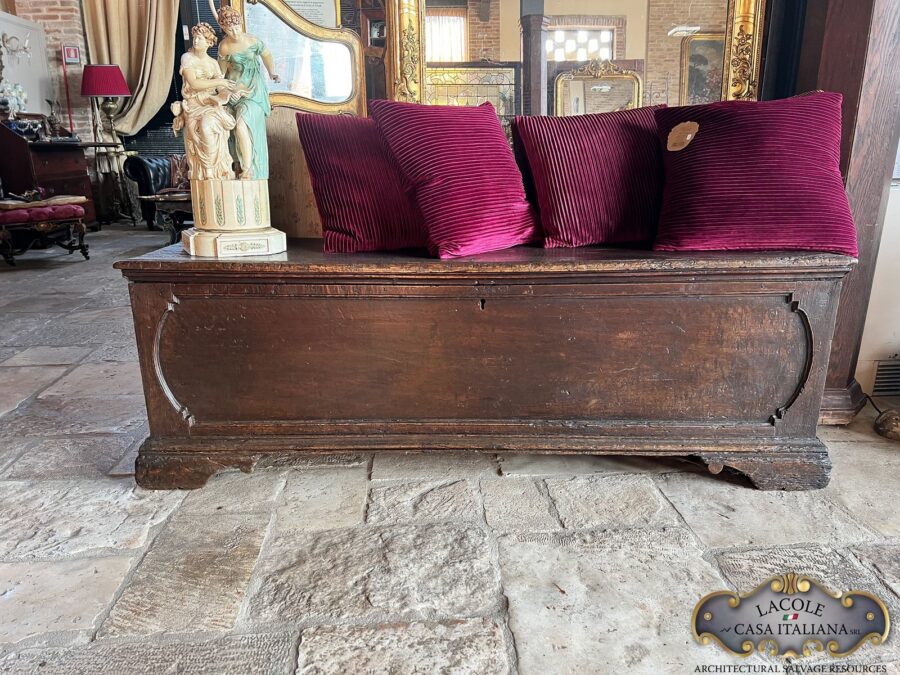 <p>Antica cassapanca in legno</p>
<p>Cassapanca della fine del 1700. Ottime condizioni, patina originale del tempo.</p>