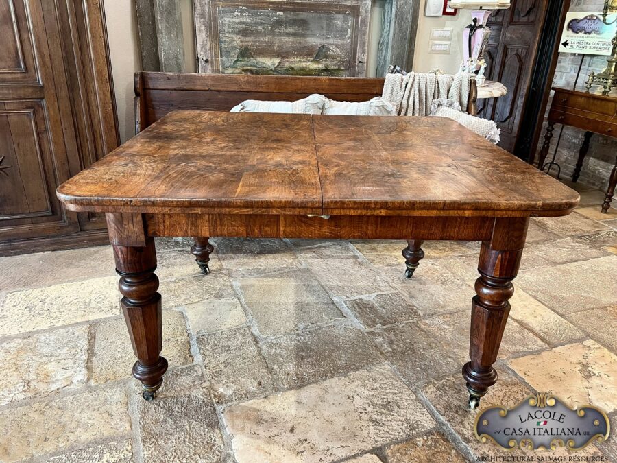 <h2>Antico tavolo vittoriano in rovere.</h2>
<p>Classico tavolo vittoriano in rovere, allungabile. Epoca metà del 1800</p>