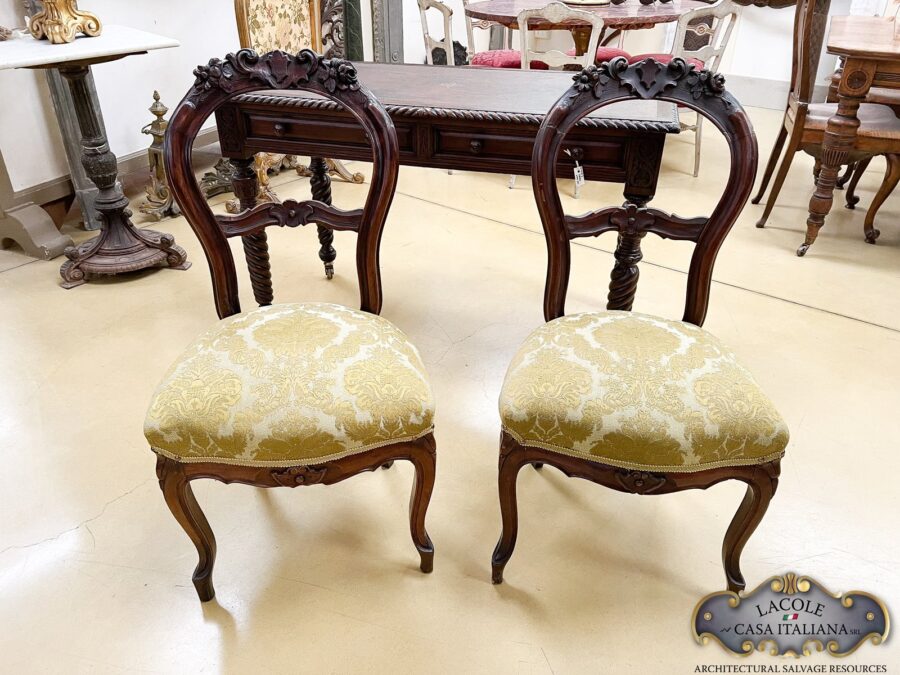 <h2>Coppia di sedie in noce.</h2>
<p><em><b>Coppia di sedie in noce</b></em>, fine '800, nuova tappezzeria e imbottitura, mantenendo comunque, quello che doveva essere la tappezzeria originale</p>