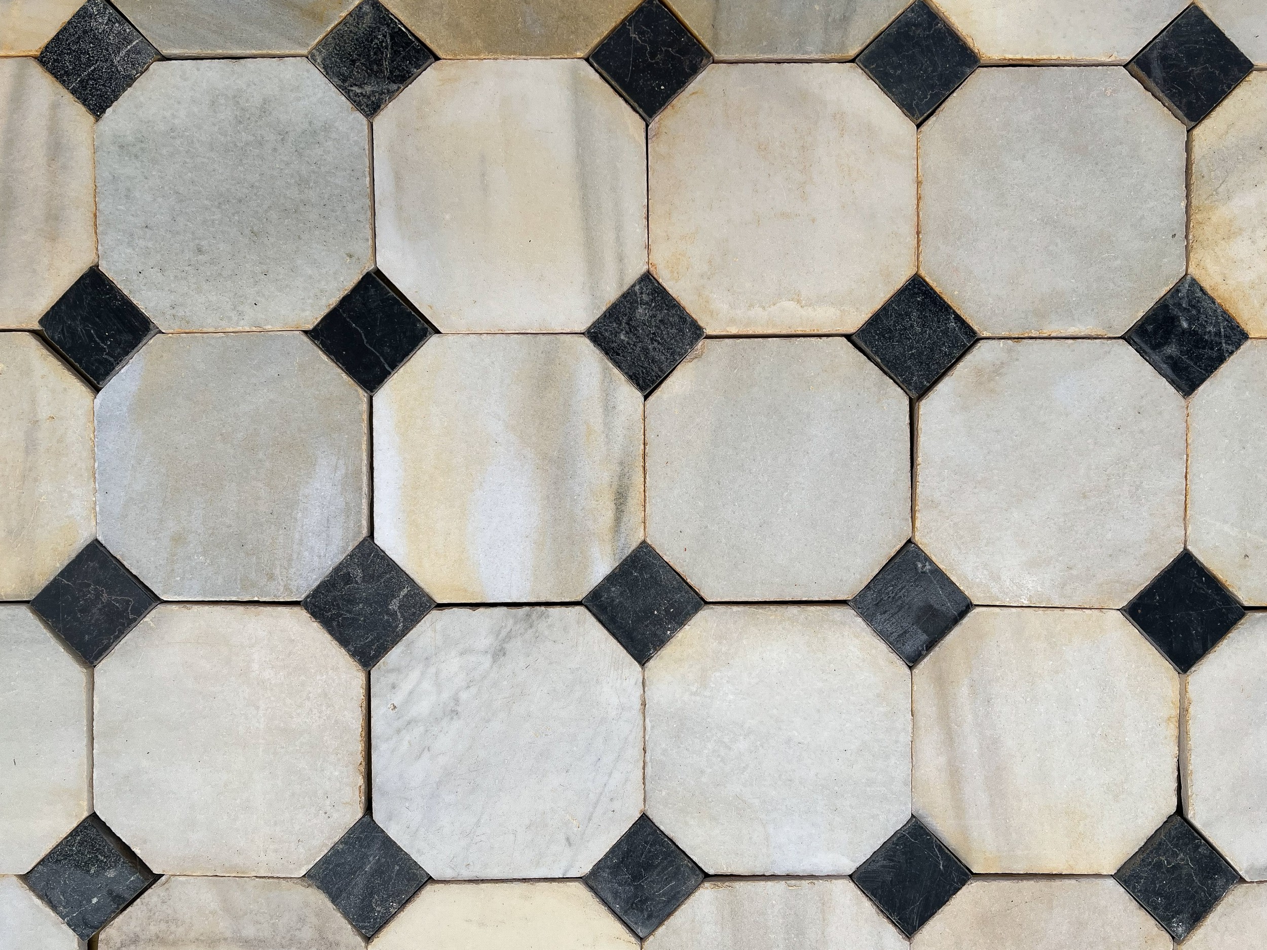 Pavimento antico in marmo ottagonale