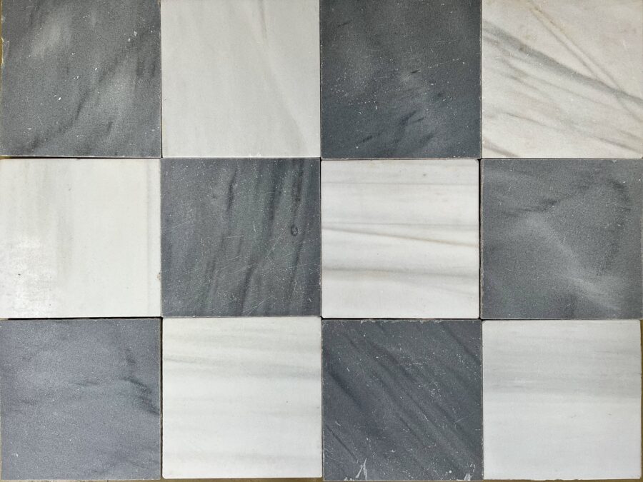 Pavimento antico in marmo quadrato