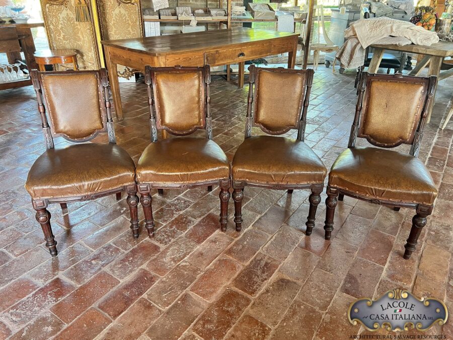 <h2>Set antiche sedie in rovere.</h2>
<p><em><b>Set di 4 sedie in rovere</b></em>, imbottitura in simil pelle, fine 1800.</p>