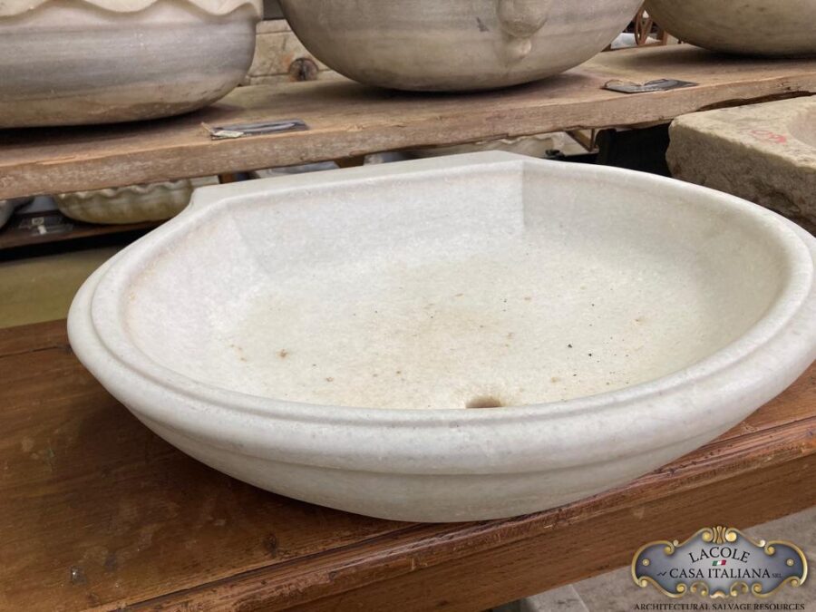 <h1>Lavandino in marmo chiaro</h1> Lavandino in marmo chiaro in ottimo stato di conservazione