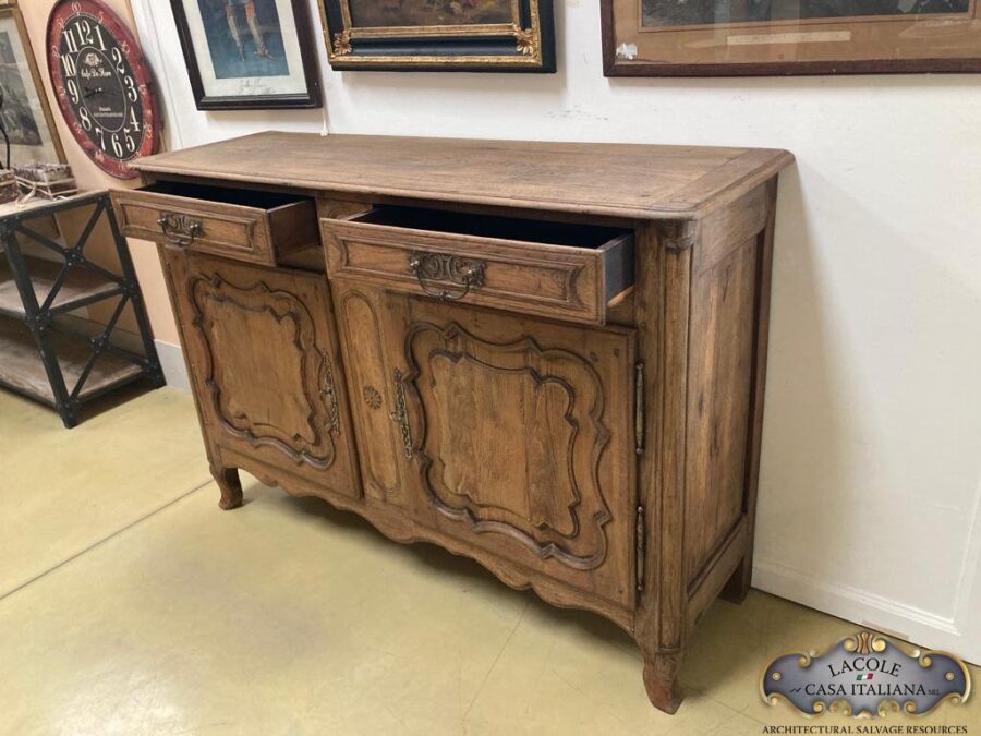 <h1>Antica credenza</h1> Antica credenza provenzale in perfette condizioni in patina originale del periodo. Cerniere e serratura originali. Legno di rovere.