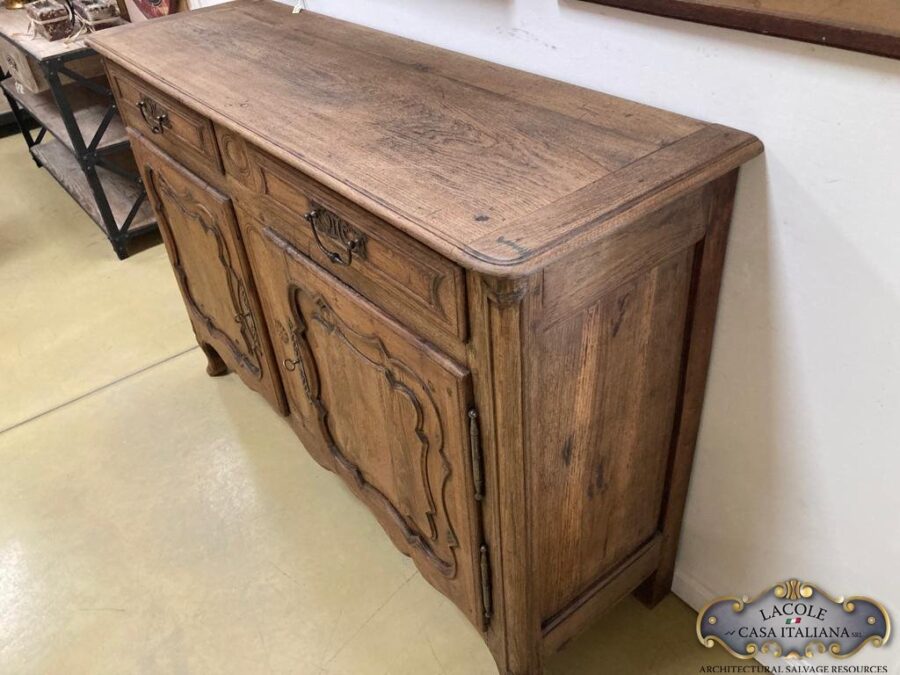 <h1>Antica credenza</h1> Antica credenza provenzale in perfette condizioni in patina originale del periodo. Cerniere e serratura originali. Legno di rovere.