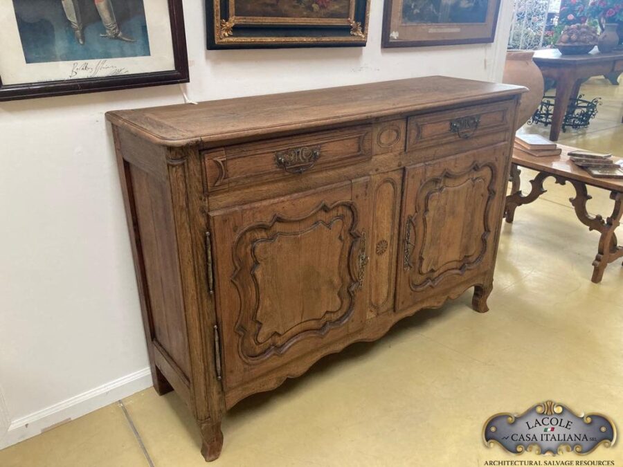 <h1>Antica credenza</h1> Antica credenza provenzale in perfette condizioni in patina originale del periodo. Cerniere e serratura originali. Legno di rovere.