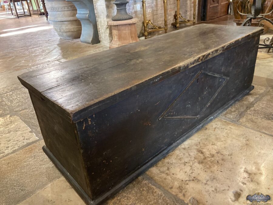 <h1>Antica cassapanca</h1>
<p>Antica cassapanca ottocentesca con patina originale del periodo</p>