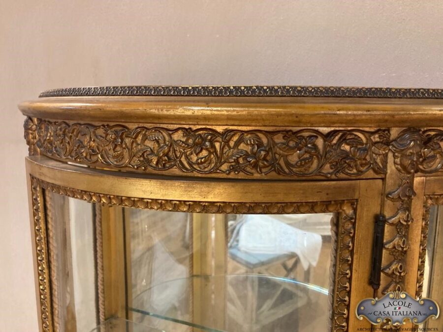 <h1>Vetrina dorata Antica</h1>
<h2><strong>Vetrina dorata Antica in legno</strong></h2>
<p>Finitura in foglia d'oro e dipinti</p>
<p>Puoi vedere altri prodotti simili <a href="https://www.lacolecasaitaliana.it/prodotti/mobili-antichi/vetrine-antiche/antica-vetrina-ad-angolo-mob823/">qui </a></p>