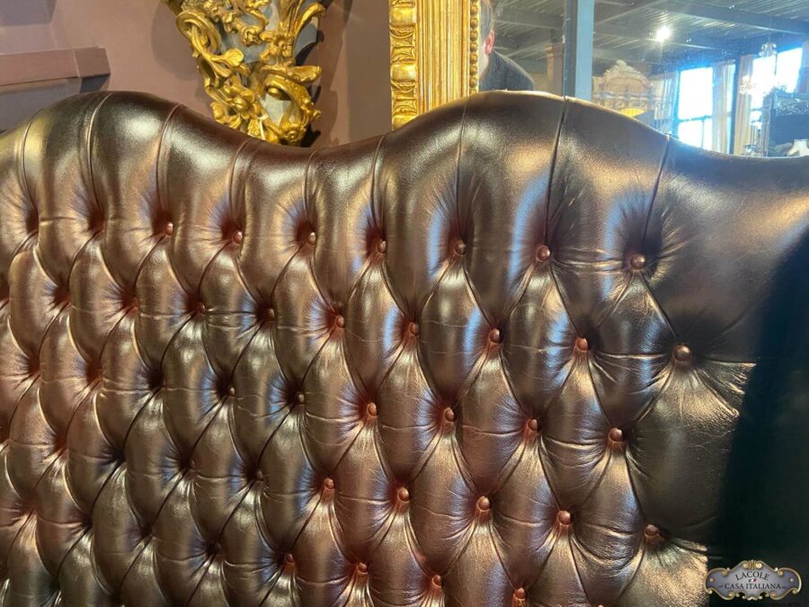Divano in pelle Chesterfield