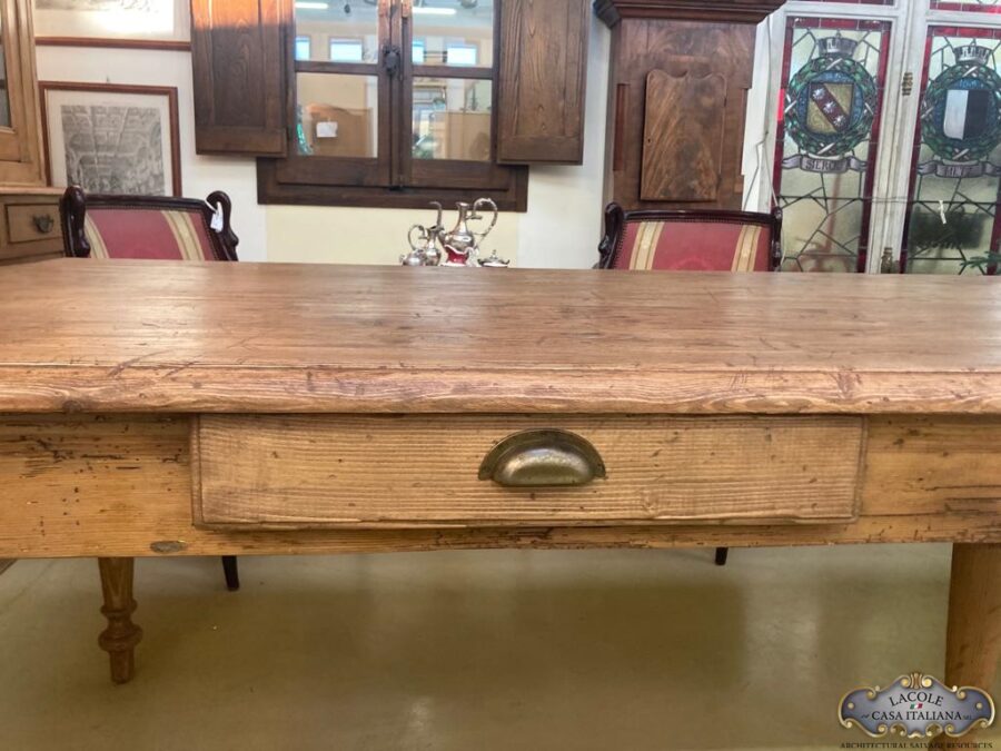 Country table in antique fir