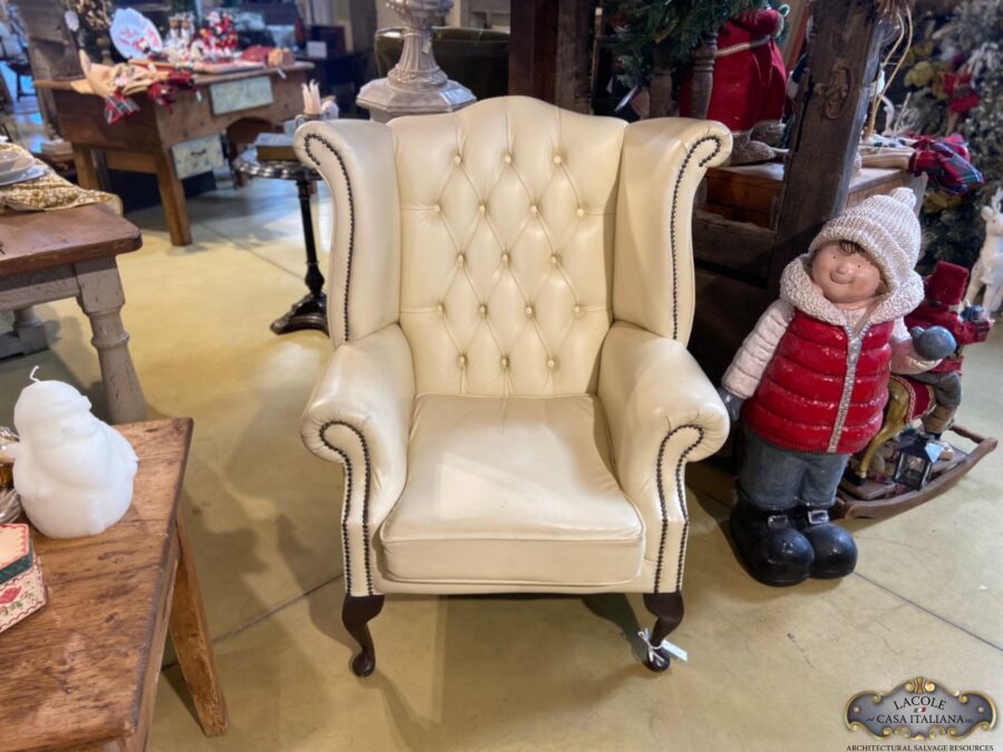 <h1>Chesterfield armchair</h1> Chesterfield Bergere armchair in cream leather, vintage.