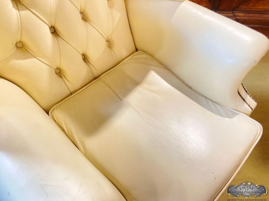 <h1>Chesterfield armchair</h1> Chesterfield Bergere armchair in cream leather, vintage.